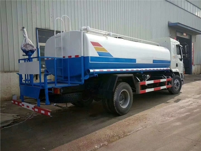 程力威牌CLW5160GPSL5型綠化噴灑車 功能融合的“肉鉤車”創新應用解析